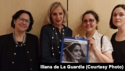 Geneviève Garrigos (2da de izquierda a derecha) y miembros de la Asociación France pour la Démocratie à Cuba (Imagen de Ileana de la Guardia).