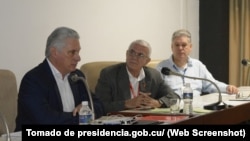 Miguel Díaz-Canel (izq.) en la comisión de Asuntos Económicos del Parlamento junto al viceprimer ministro y titular de Economía y Planificación, Alejandro Gil Fernández (der.).