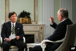 Vladimir Putin, a la derecha, durante una entrevista con el expresentador de Fox News, Tucker Carlson, en el Kremlin, el 4 de febrero de 2024. (Gavriil Grigorov, Sputnik, Kremlin Pool Photo via AP)