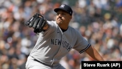 El lanzador abridor de los Yankees de Nueva York, Néstor Cortés, lanza contra los Orioles de Baltimore en la primera entrada del juego del domingo, 9 de abril, en Baltimore. (Foto AP/Steve Ruark)