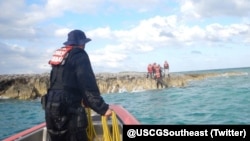 Guardacostas estadounidenses rescataron a 20 cubanos en Dog Rocks, Bahamas. (Foto: Twitter/@USCGSoutheast)