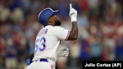 El cubano Adolis García, de los Rangers de Texas, festeja luego de conectar un jonrón de tres carreras en el tercer juego de la serie divisional de la Liga Americana ante los Orioles de Baltimore, el martes 10 de octubre de 2023. (AP Foto/Julio Cortez)