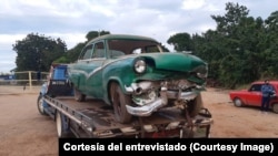 Uno de los clientes asegurados en Cuba muestra la imagen de su carro tras un accidente en 2021. 