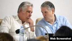 Gobernante Miguel Díaz-Canel y el ex primer ministro, Alejandro, en una sesión de la Asamblea Nacional de Cuba (Foto: Cubadebate/Archivo)