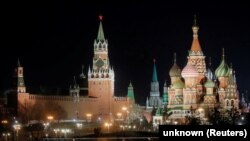 El Kremlin de noche, en Moscú, Rusia. (REUTERS/Maxim Shemetov/Archivo)