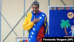 El presidente Nicolás Maduro después de emitir su voto durante las elecciones presidenciales en Caracas, Venezuela, el domingo 28 de julio de 2024. (AP Foto/Fernando Vergara)