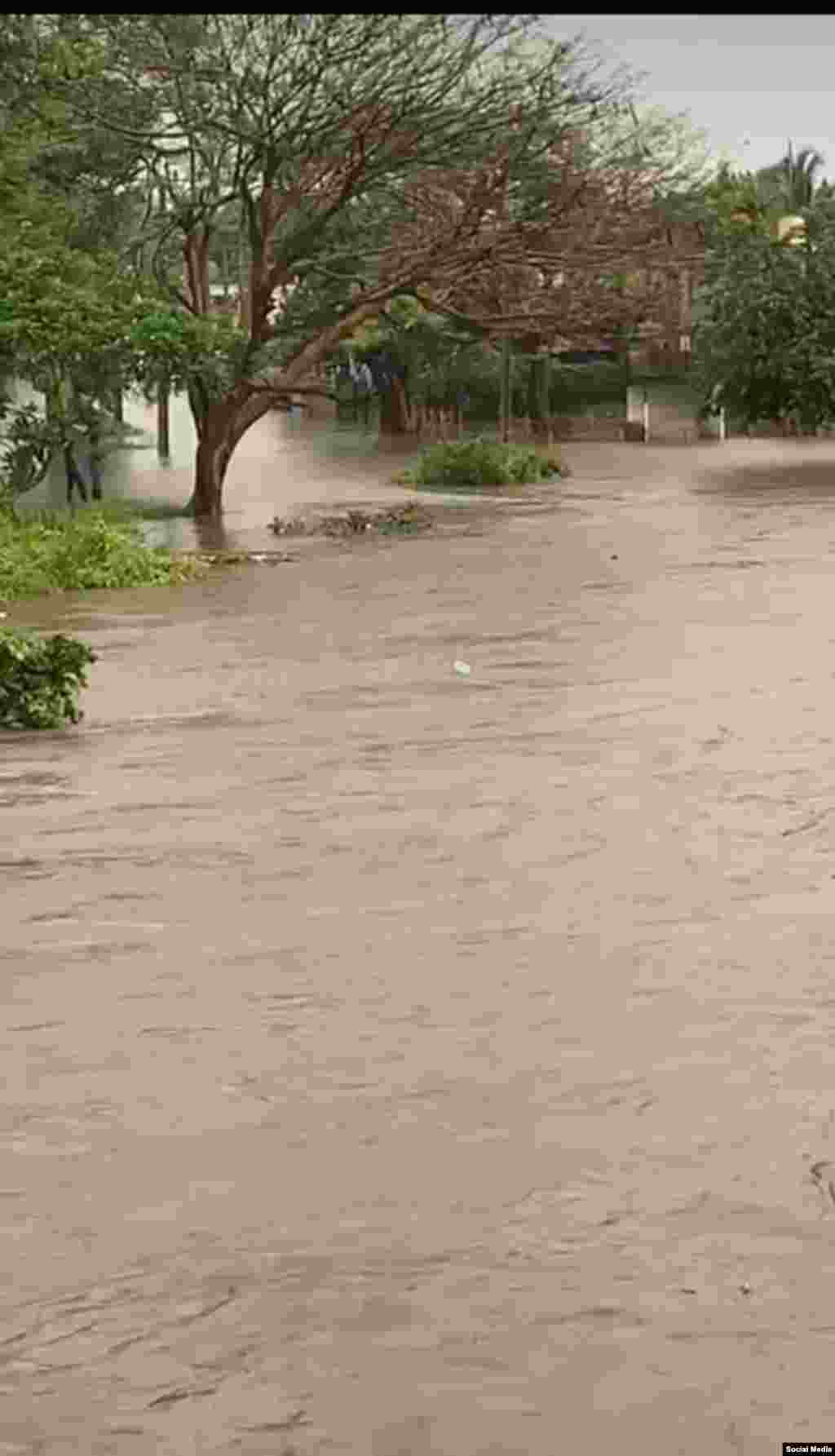 Desbordado el Río Hatibonico, que atraviesa la ciudad de Camagüey, informa el periodista cubano, Jose Luis Tan Estrada. Foto tomada de Facebook/Jose Luis Tan Estrada