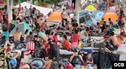 Inmigrantes acampados en el Domo de Huixtla en México, en la última caravana de 2023.