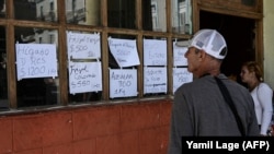 Cubanos miran los precios de los alimentos en un negocio privado en La Habana - Imagen de archivo / Foto: Yamil Lage (AFP)