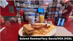 El centenario Red Arrow Diner sirve comida típica estadounidense las 24 horas. Su menú apenas ha cambiado desde su apertura en 1922 en Manchester, Nuevo Hampshire.