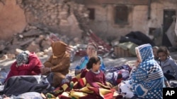 Familias pernoctan afuera de sus viviendas derruidas por el terremoto en la aldea de Moulay Brahim, cerca de Marrakech, Marruecos, el sábado 9 de septiembre.