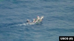 Embarcación improvisada con 9 cubanos a bordo interceptada por la Guardia Costera cerca de Dry Tortugas, Florida, el 1 de agosto de 2023. (Foto: Guardia Costera de EEUU)