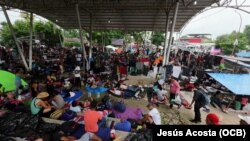 Un domo gigante en la ciudad de Huixtla, en Chiapas, sirve de techo a unos 8 mil migrantes de Haití, Venezuela, Honduras, El Salvador, Guatemala y otros procedentes de África.