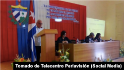 Alexandre Corona Quintero en una reunión de gobierno.