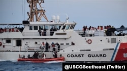 Un barco de la Guardia Costera estadounidense con migrantes a bordo. (Twitter/@USCGSoutheast).