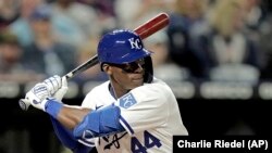 Dairon Blanco batea su primer hit en las Grandes Ligas, el 20 de mayo de 2022, contra los Minnesota Twins. (AP/Charlie Riedel)