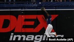 Randy Arozarena atrapa un fly bateado por Rafael Denvers, de los Medias Rojas de Boston, en el juego de este martes, 11 de abril, en St. Petersburg, Florida. (AP/Scott Audette)