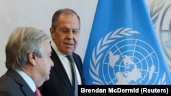 El secretario general de la ONU, Antonio Guterres, junto al canciller ruso Serguéi Lavrov, en Nueva York. (REUTERS/Brendan McDermid)