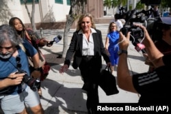 La abogada de la defensa en el caso de Manuel Rocha, Jacqueline Arango (centro) a la salida del James Lawrence King Federal Justice Building, en Miami.