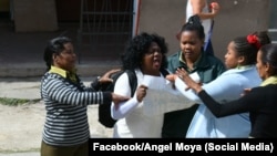 Imagen de archivo de detención de Berta Soler, en marzo de 2020. (Foto: Facebook/Angel Moya)