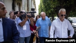 Josep Borrell, centro, tras reunirse con pequeños empresarios en La Habana, Cuba, el 25 de mayo pasado. (AP/Ramón Espinosa)