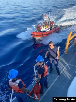 Guardia Costera intercepta a 18 migrantes a unas 28 millas de la costa de Fort Pierce Inlet, Florida. (Foto cortesía de la Guardia Costera de EE. UU.)