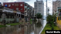 Calles de El Vedado cercanas al Malecón, amanecieron inundadas. (Facebook Canal Caribe)