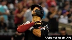 Lourdes Gurriel Jr.celebra su jonrón contra los Nacionales de Washington, este domingo, en Phoenix, Arizona. (AP/Darryl Webb)