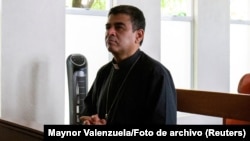 Foto de archivo: Rolando Álvarez, obispo de la Diócesis de Matagalpa, ora en la iglesia católica de Managua donde se refugiaba el 20 de mayo de 2022. (REUTERS/Maynor Valenzuela/Archivo)