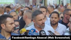 Santiago Abascal, líder del partido español VOX, da declaraciones a periodistas en Zaragoza, España. (Captura de video/Facebook)