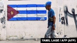 Un anciano camina por una calle de La Habana. (YAMIL LAGE / AFP)