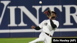 Luis Robert Jr., "La Pantera", jardinero central de los Medias Blancas de Chicago, atrapa la bola en un juego contra los Astros de Houston. (AP/Erin Hooley)