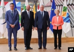 El presidente del gobierno español Pedro Sánchez; el Presidente del Consejo Europeo, Charles Michel; el gobernante cubano Miguel Díaz-Canel; y la Presidenta de la Comisión Europea, Ursula von der Leyen, en Bruselas, Bélgica, el 17 de julio de 2023. (Foto AP/Francois Walschaerts)