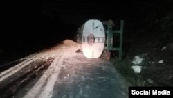 Una pipa de combustible con remolque se volcó en la curva de la fosa del Caserío de Paula en Santa Cruz del Norte, Mayabeque. Foto tomada de Facebook / Radio Jaruco.