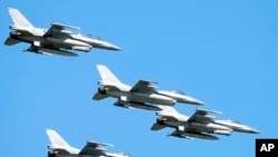 Aviones de combate F-16 fabricados en Estados Unidos. (AP/Czarek Sokolowski, Archivo)