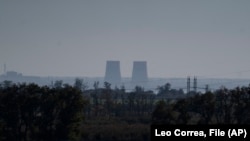 Vista de la planta nuclear de Zaporiyia desde 20 kilómetros de distancia en una zona de la región de Dnipropetrovsk, Ucrania, 17 de octubre de 2022. (AP Foto/Leo Correa, File)