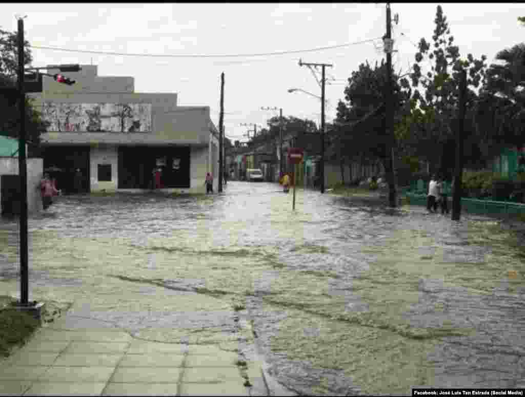 Usuarios en redes sociales reportan inundaciones provocadas por el desbordamiento del Río Hatibonico que atraviesa a la ciudad de Camagüey. Imagen obtenida del perfil de Facebook del periodista José Luis Tan Estrada. 