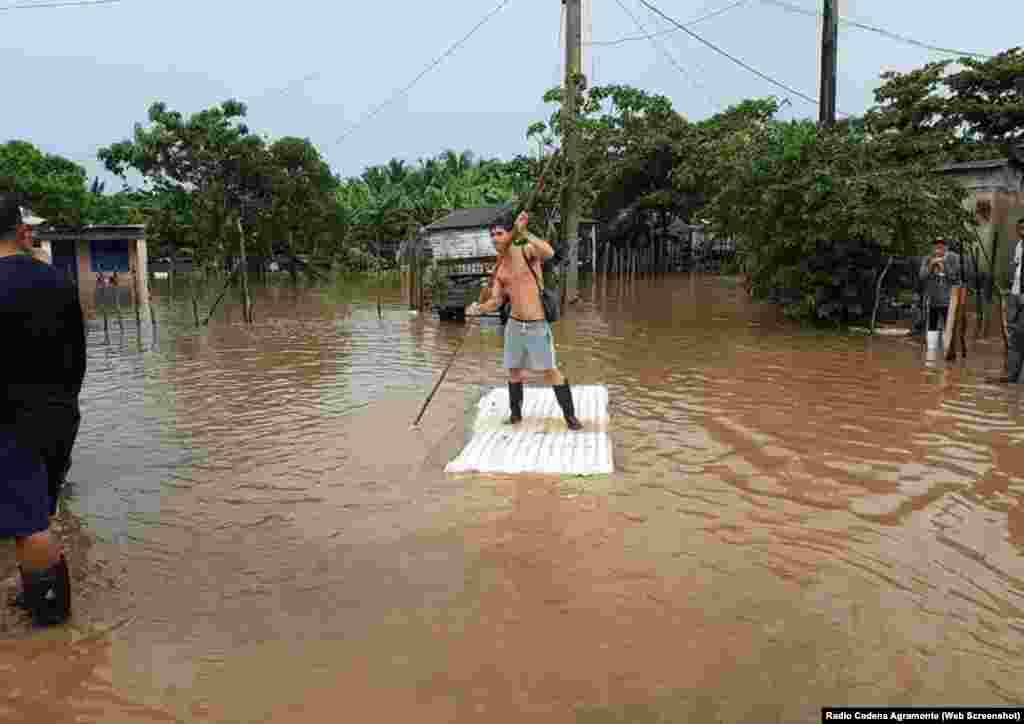 Escena de un barrio inundado en Camagüey. (Captura de imagen/Radio Cadena Agramonte)