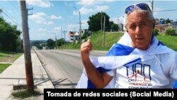 Alejandro Hernández Cepero, pastor y periodista independiente, muestra su solidaridad con Israel llevando su bandera sobre los hombros (Tomada de redes sociales)