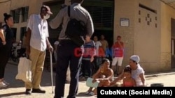 Una mujer cubana en medio de su protesta en La Habana el 30 de junio de 2023. (Imagen de CubaNet/Twitter)