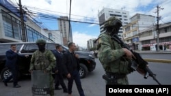 La seguridad rodea el auto del presidente de Ecuador, Daniel Noboa, cuando sale de la estación de radio Canela donde dio una entrevista en Quito, Ecuador, el miércoles 10 de enero de 2024. (Foto AP/Dolores Ochoa)