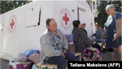 Desplazados por los combates reciben ayuda humanitaria en punto de distribución de la Cruz Roja rusa en la región rusa de Kursk, el 15 de agosto.