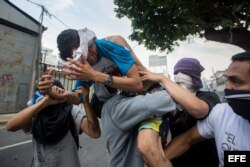 Vista de un hombre herido durante una manifestación el lunes 10 de abril de 2017, en Caracas (Venezuela).