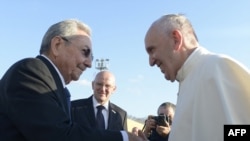 El Papa Francisco saluda a Raúl Castro durante su visita a Cuba, en febrero de 2016. (Foto: OSSERVATORE ROMANO/AFP)