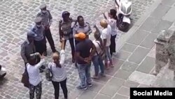 Familiares de presos del 11J detenidos en enero de 2022, por la policía, en La Habana, tras manifestarse por la libertad de los presos políticos. (Captura de video/Facebook)