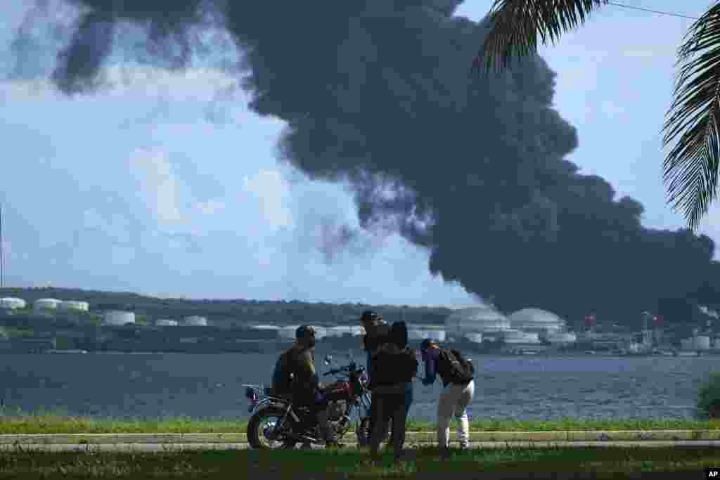 Personas toman fotos y videos de la impresionante nube de humo.