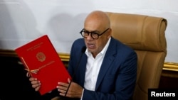 El presidente del Parlamento de Venezuela, Jorge Rodríguez, sostiene la nueva legislación que regula las ONGs, el 15 de agosto de 2024. (REUTERS/Leonardo Fernández Viloria).