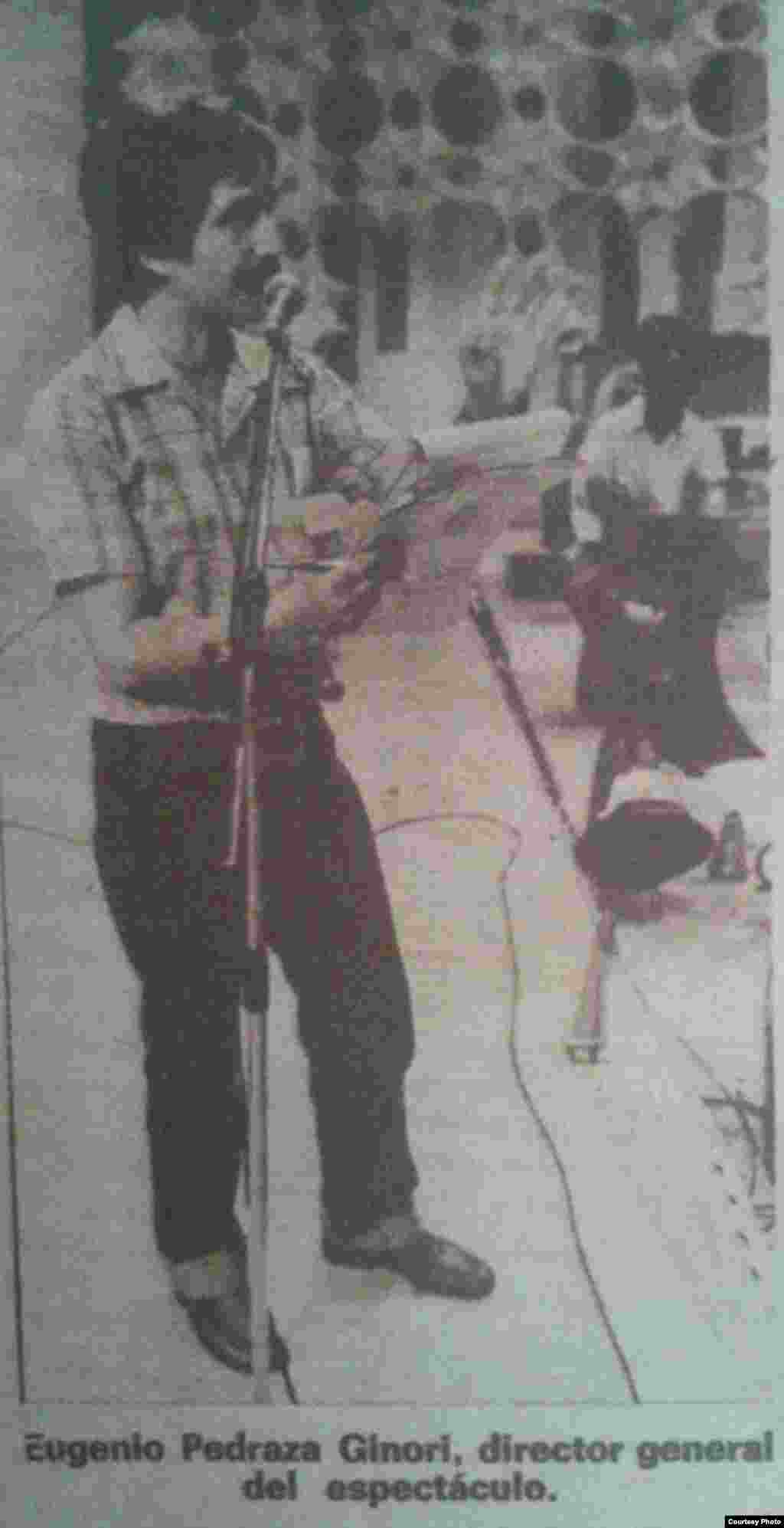 Eugenio "Yin" Pedraza Ginori dirige el festival de Música Popular "Adolfo Guzmán", 1980. Cortesía P.G.