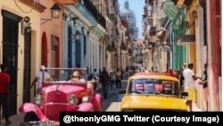 Calle de La Habana Vieja, con el Capitolio en el fondo.