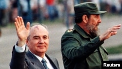 Gorbechev y Fidel Castro en la Plaza de la Revolución el 2 de abril de 1989.